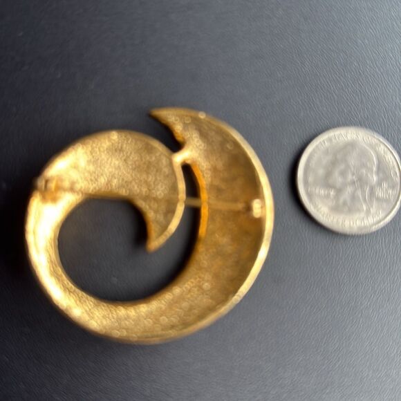 Vintage Swirl Black & Cream Enamel Gold Tone Brooch. - Picture 3 of 4